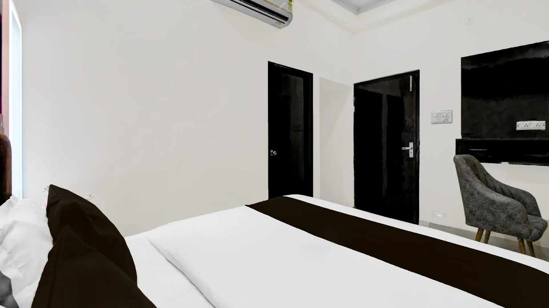 Hotel O Dc Grand 바라나시 3*,  인도